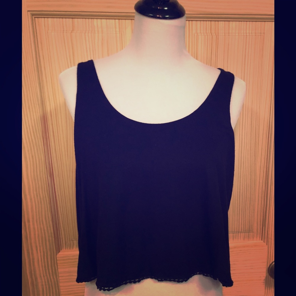 🌻Black crop top, with cute, scalloped detail hem.